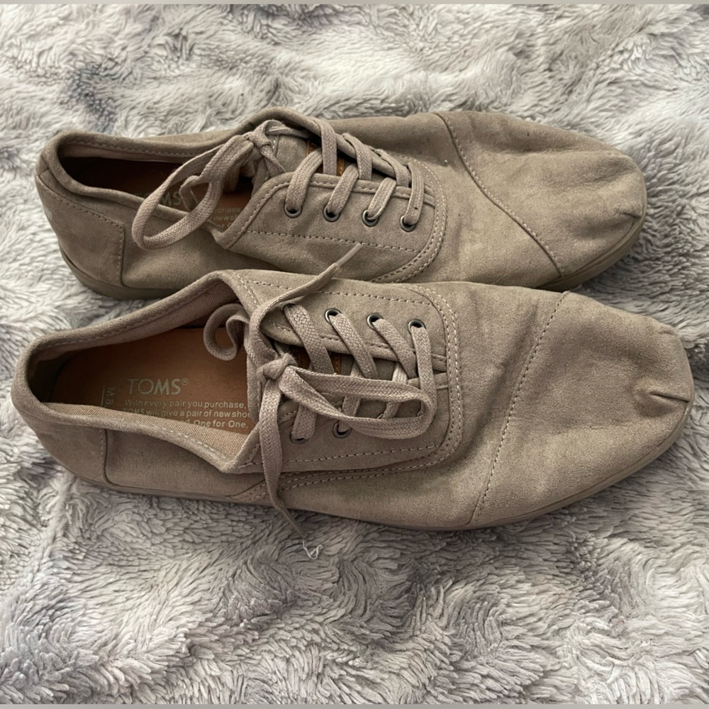 Men’s casual lace-up tennis shoe size: 8.5 TOMS